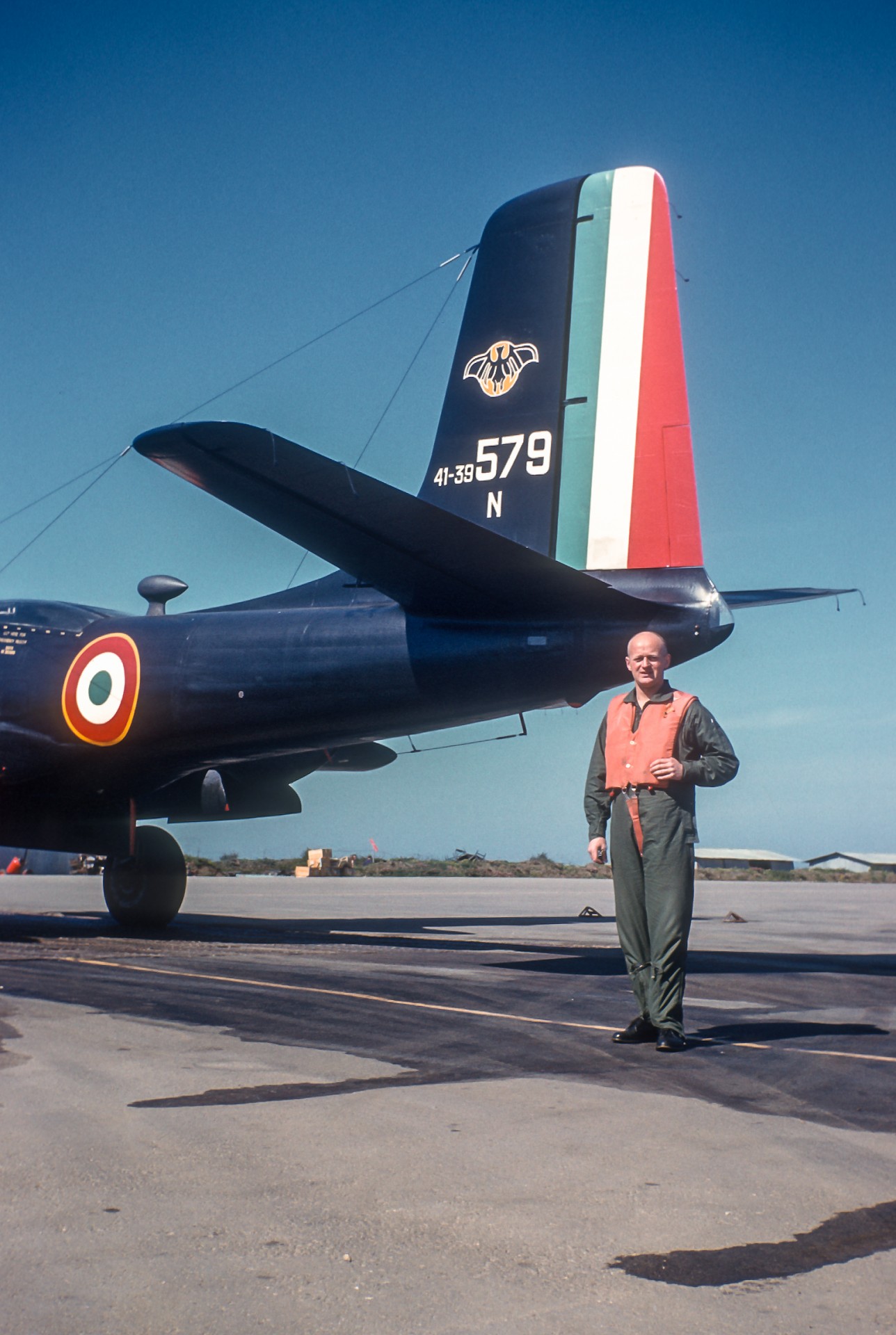Jean Houben devant un B-26 N Invader de l'ECN 1/71