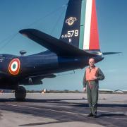 Jean Houben devant un B-26 N Invader de l'ECN 1/71