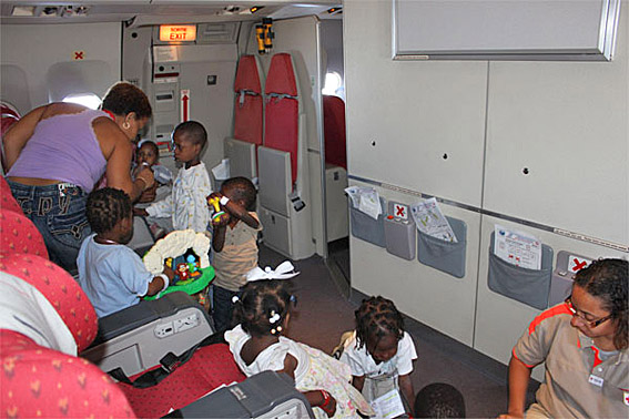 Enfants dans avion