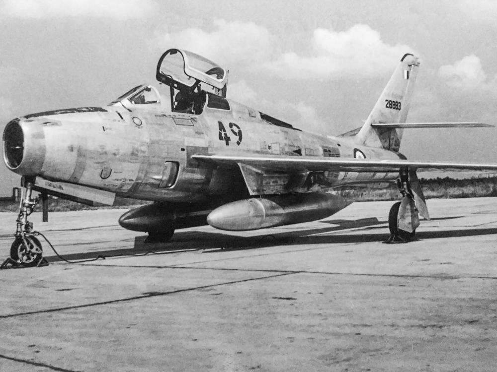 F-84 F sol 2